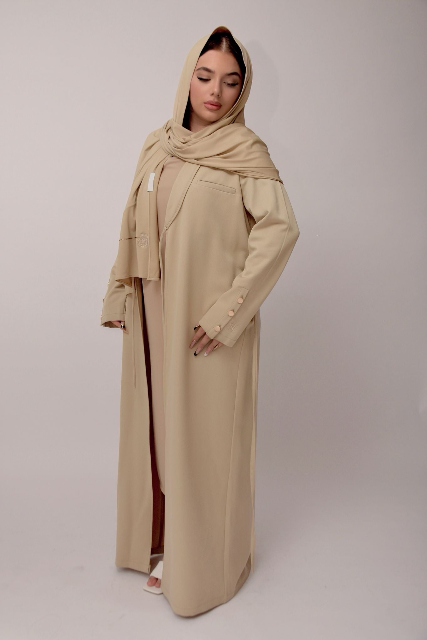 Abaya Élégante Ceinturée – beige Sable