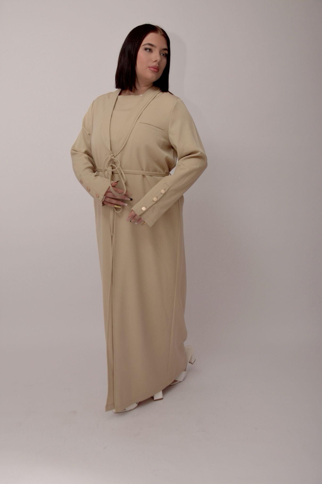 Abaya Élégante Ceinturée – beige Sable