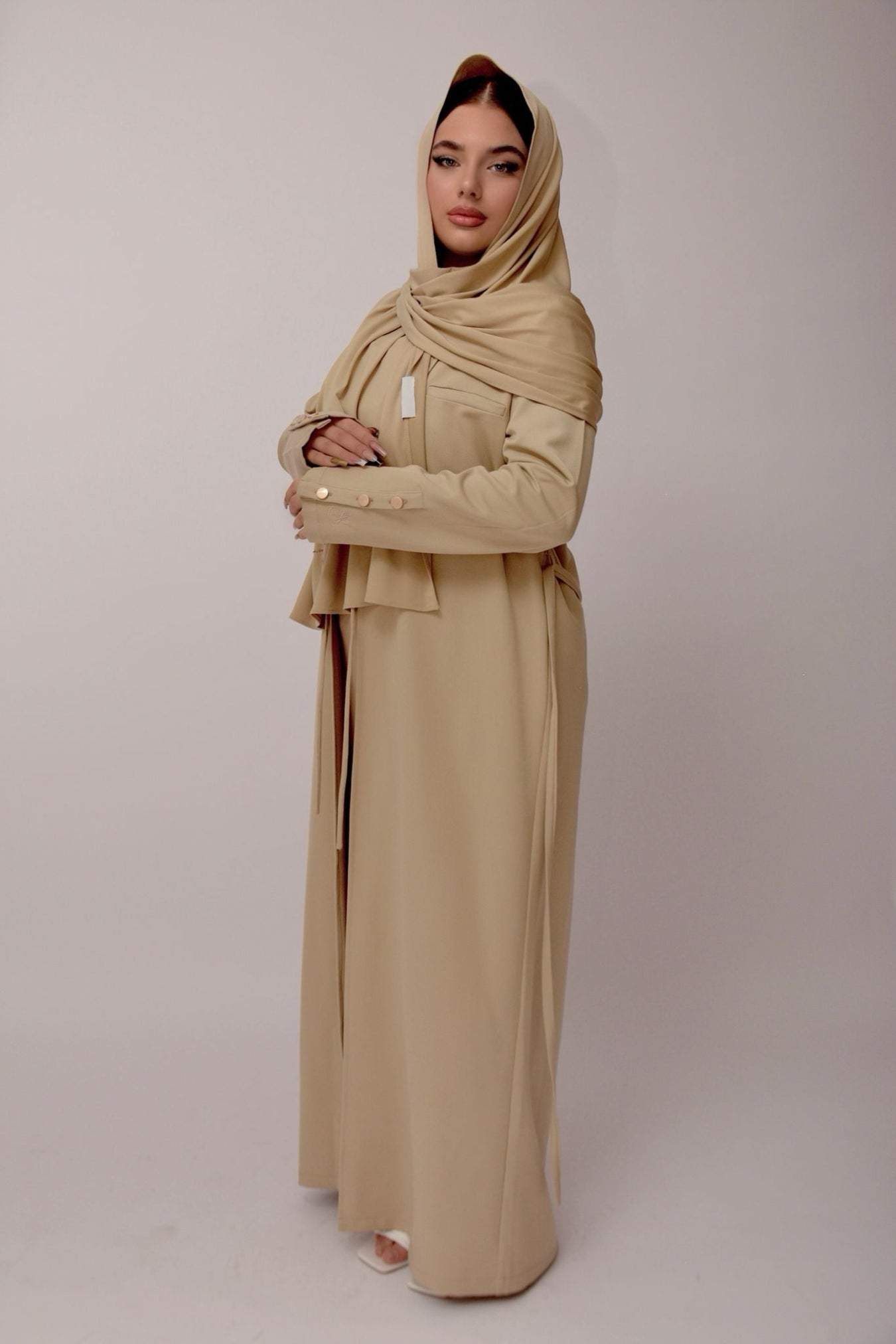 Abaya Élégante Ceinturée – beige Sable