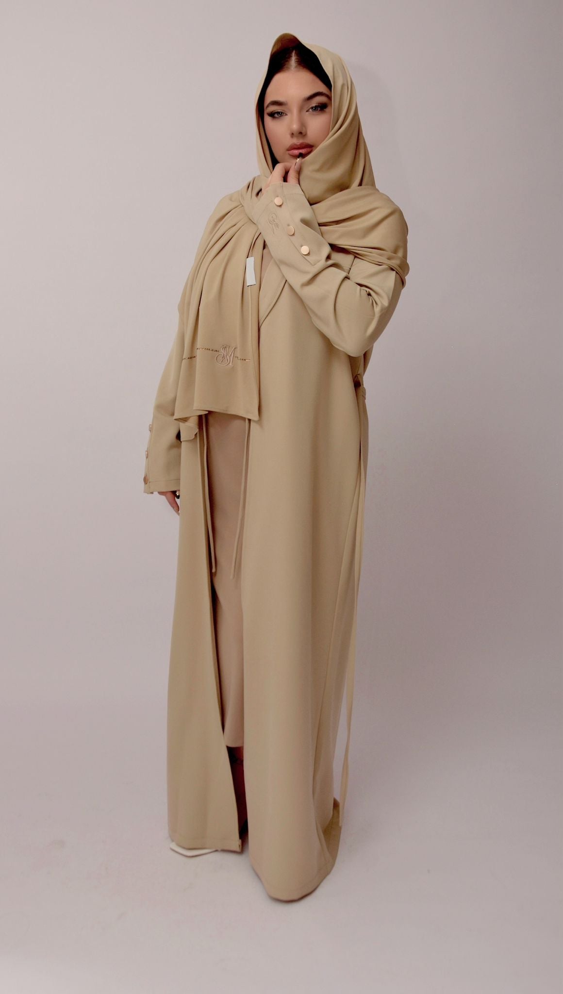 Abaya Élégante Ceinturée – beige Sable